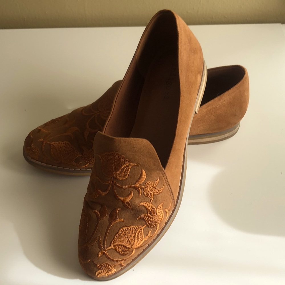Flats with delicate embroidery